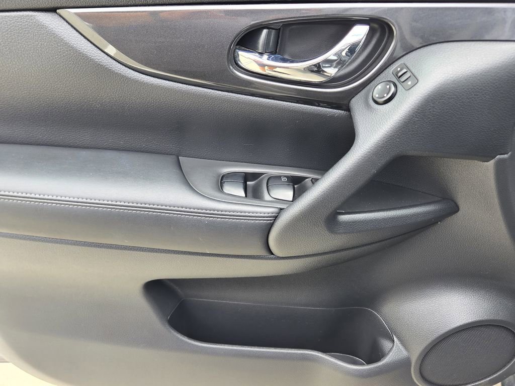 Used 2019 Nissan Rogue SV image 33