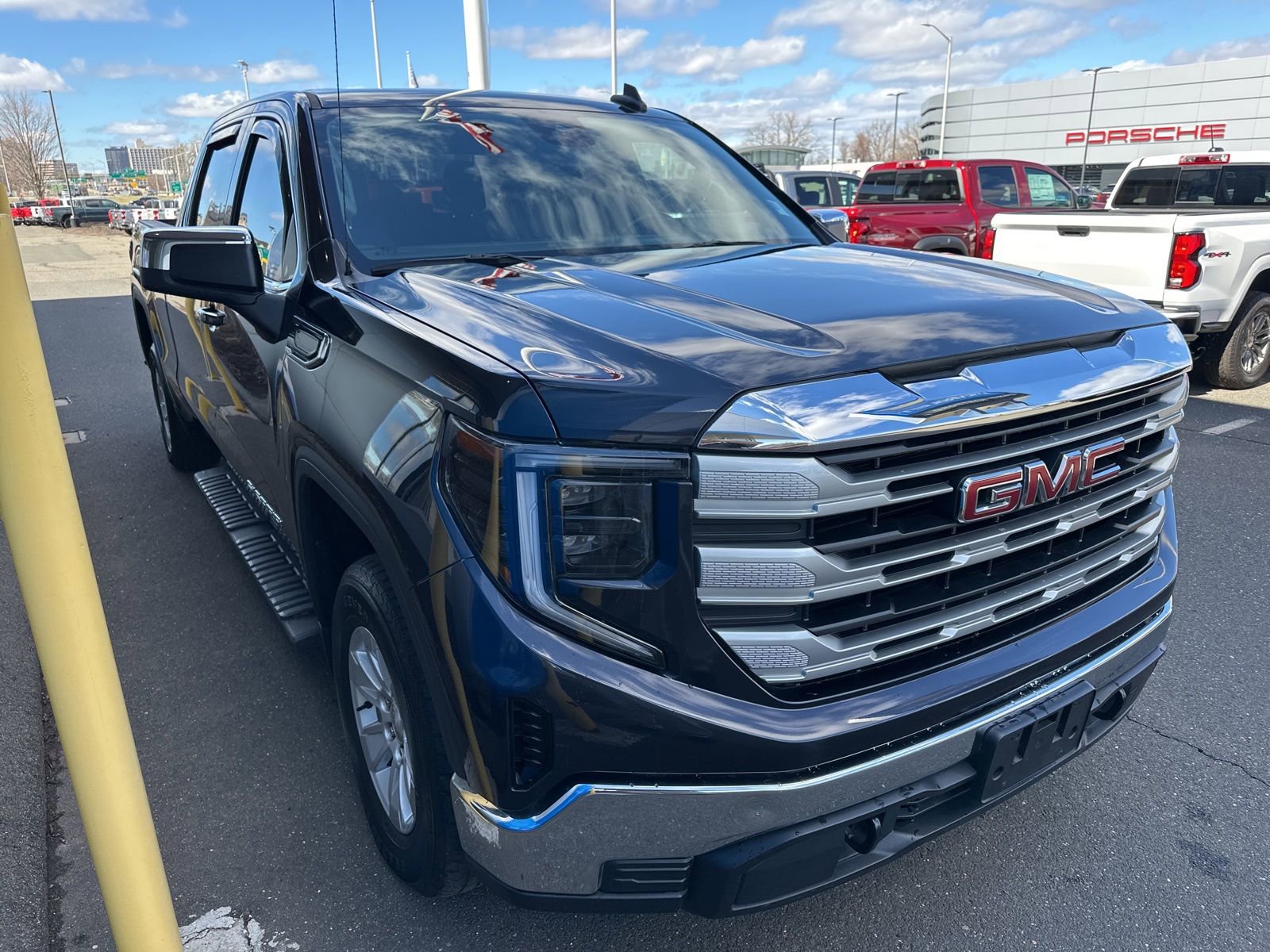 Used 2022 GMC Sierra 1500 SLE image 3