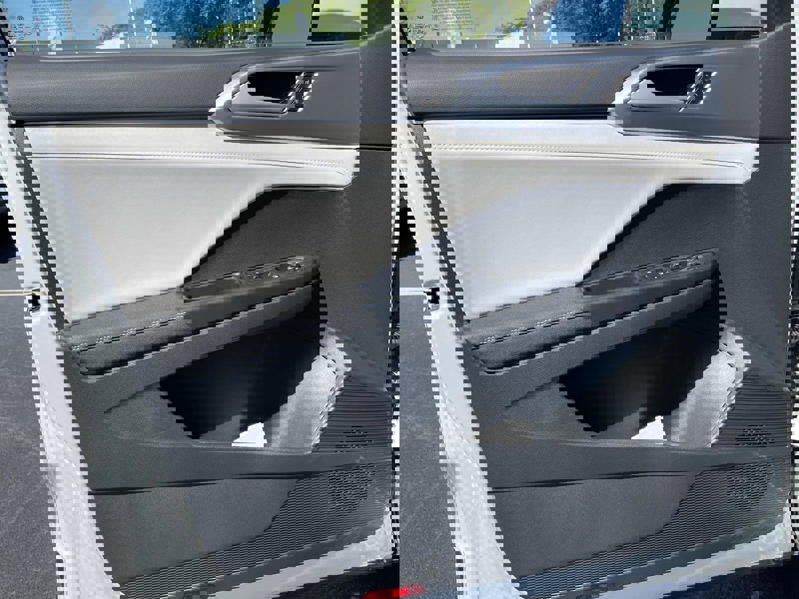 Used 2025 Volkswagen Taos SE w/ Panoramic Sunroof Package FWD image 15