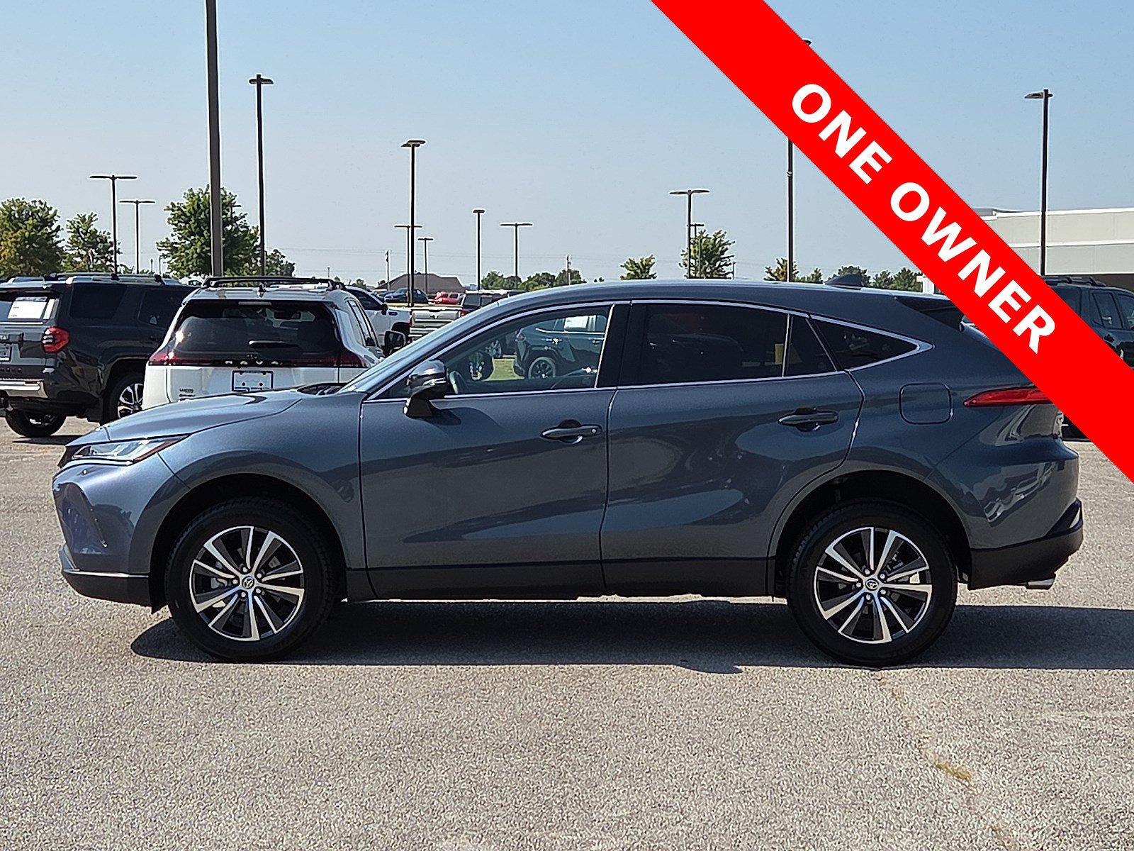 Used 2024 Toyota Venza LE AWD/4WD image 3