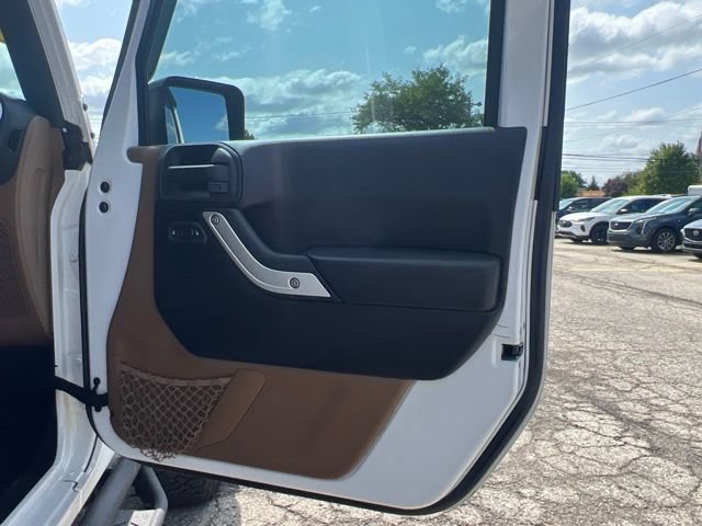 Used 2015 Jeep Wrangler Unlimited Rubicon w/ Connectivity Group AWD/4WD image 20