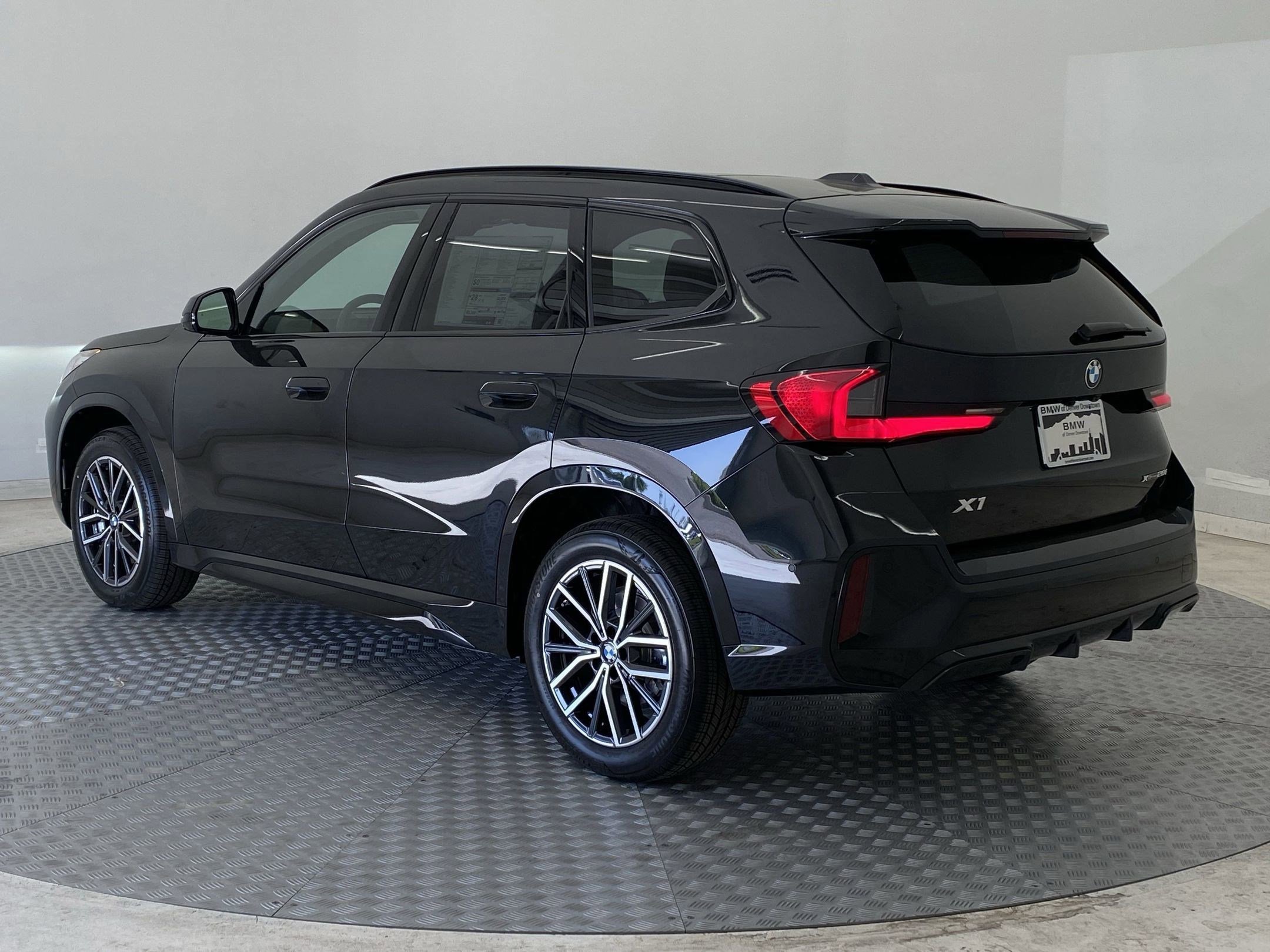 Used 2025 BMW X1 xDrive28i w/ Technology Package image 3