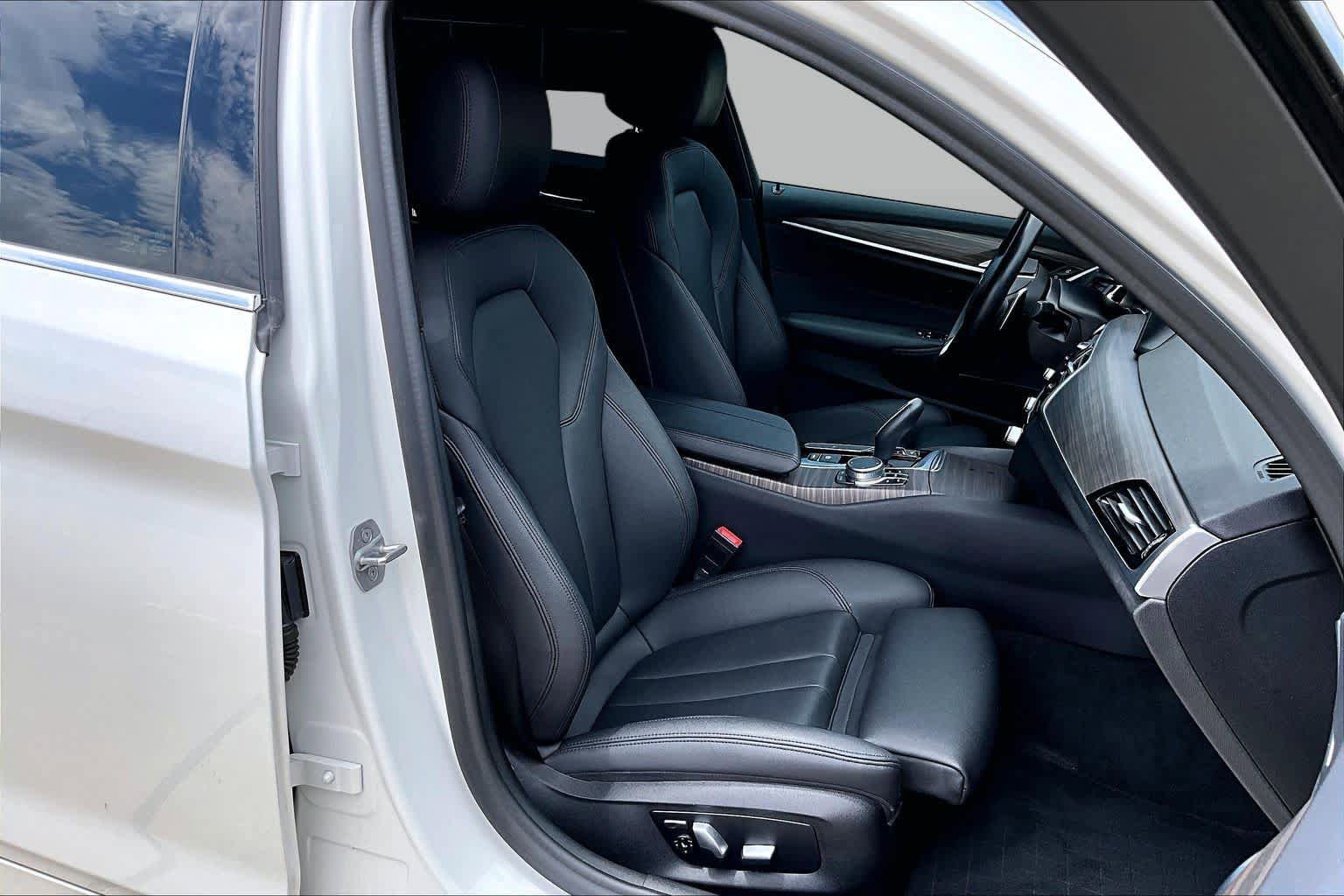 Used 2020 BMW 530i w/ Premium Package RWD image 9