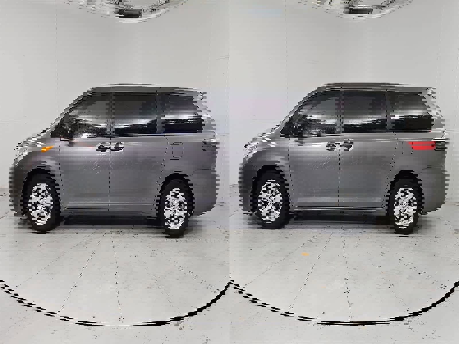 Used 2016 Toyota Sienna L image 3