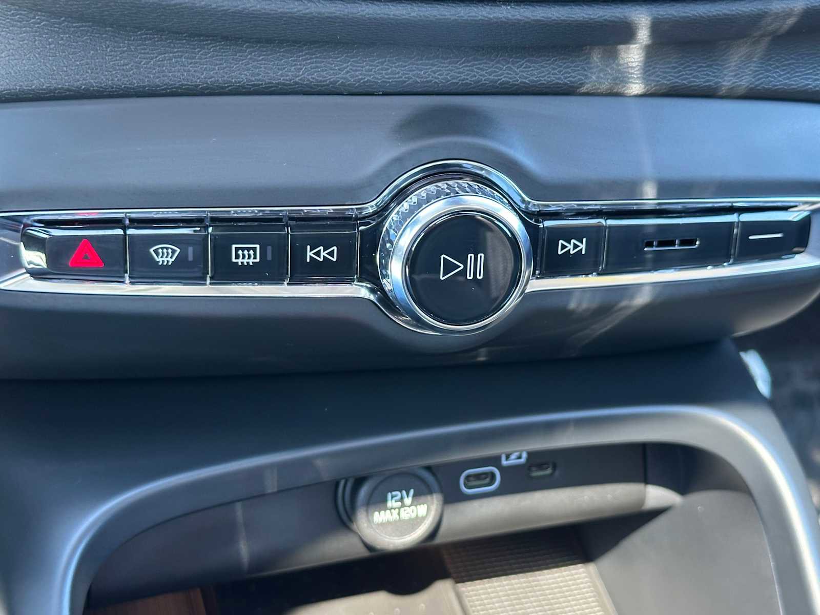 New 2025 Volvo XC40 B5 Plus w/ Protection Package Premier image 29