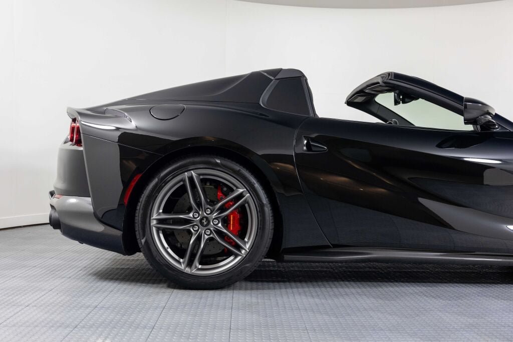 Used 2021 Ferrari 812 GTS RWD image 17