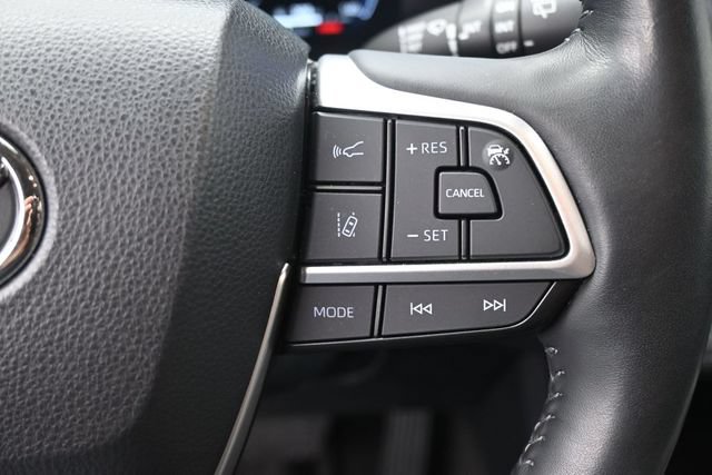 Used 2023 Toyota Highlander Limited FWD image 2