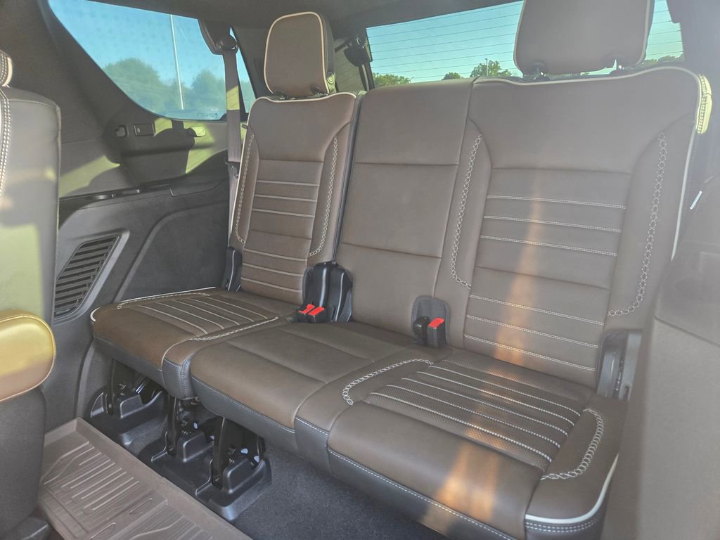 Used 2025 GMC Yukon Denali Ultimate w/ LPO, Floor Liner Package AWD/4WD image 9