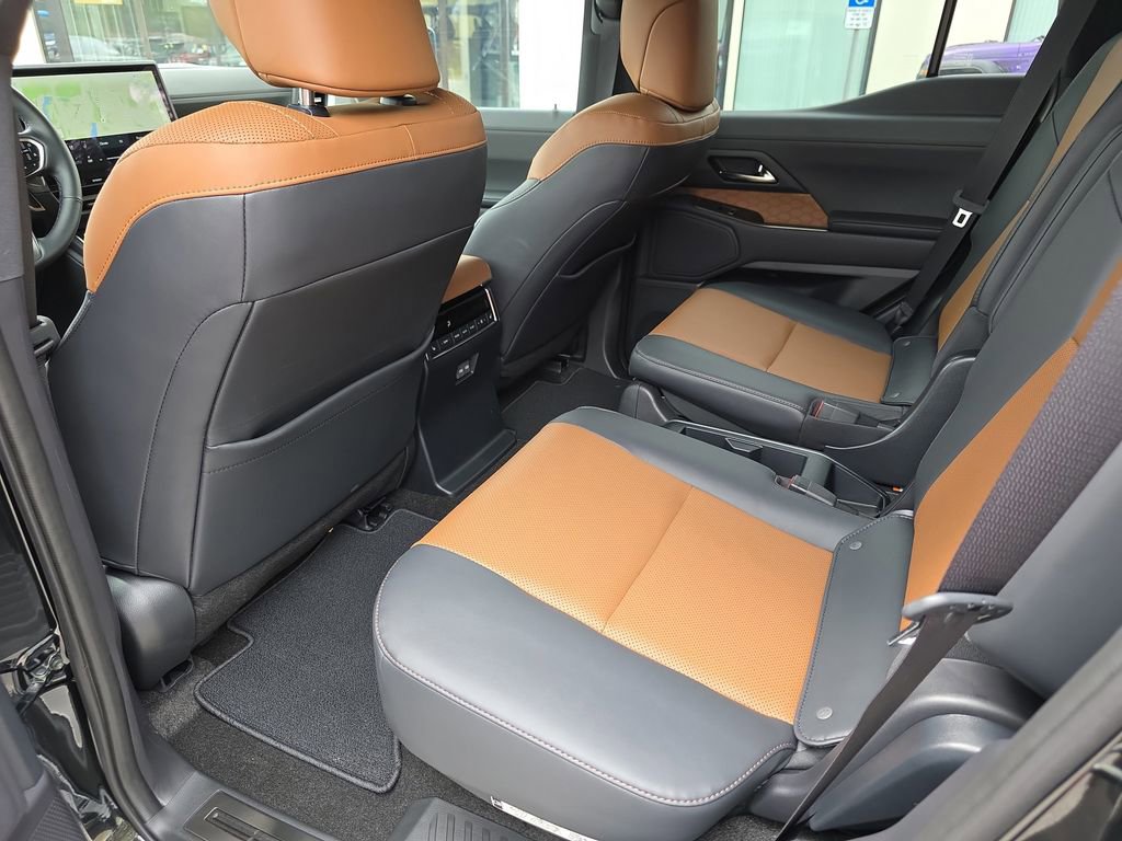 Used 2025 Lexus GX 550 w/ Accessory Package (Z1) image 32