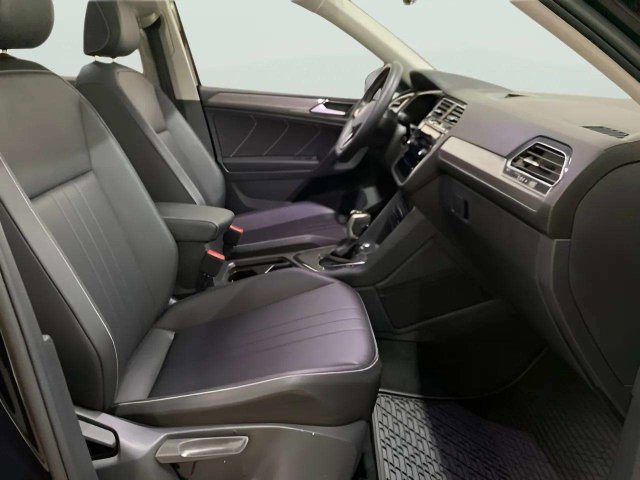 Used 2023 Volkswagen Tiguan SE w/ Panoramic Sunroof Package FWD image 27