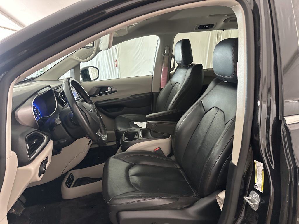 Used 2020 Chrysler Pacifica Touring-L image 9