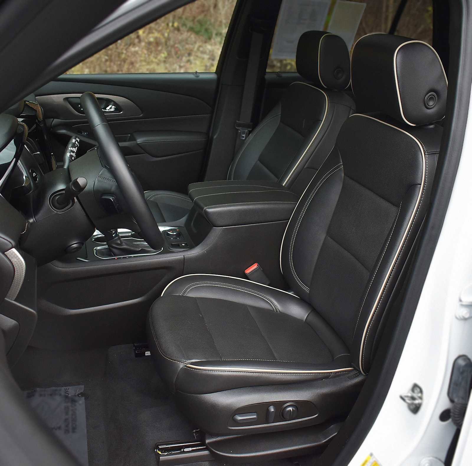 Used 2023 Chevrolet Traverse Premier w/ Redline Edition image 9