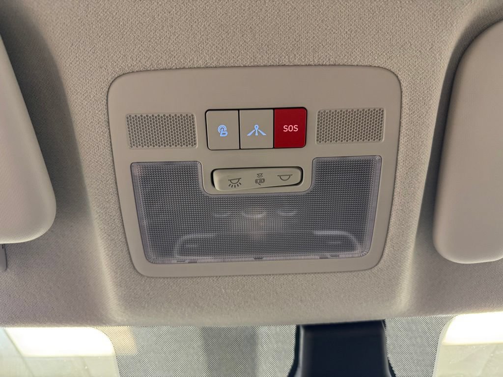 Used 2025 Hyundai Venue Limited FWD image 40