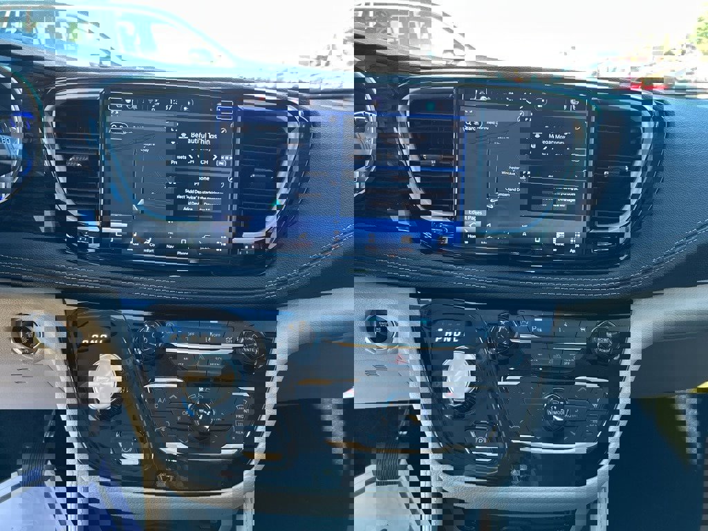 Used 2023 Chrysler Pacifica Limited w/ Uconnect Theater Family Group image 32