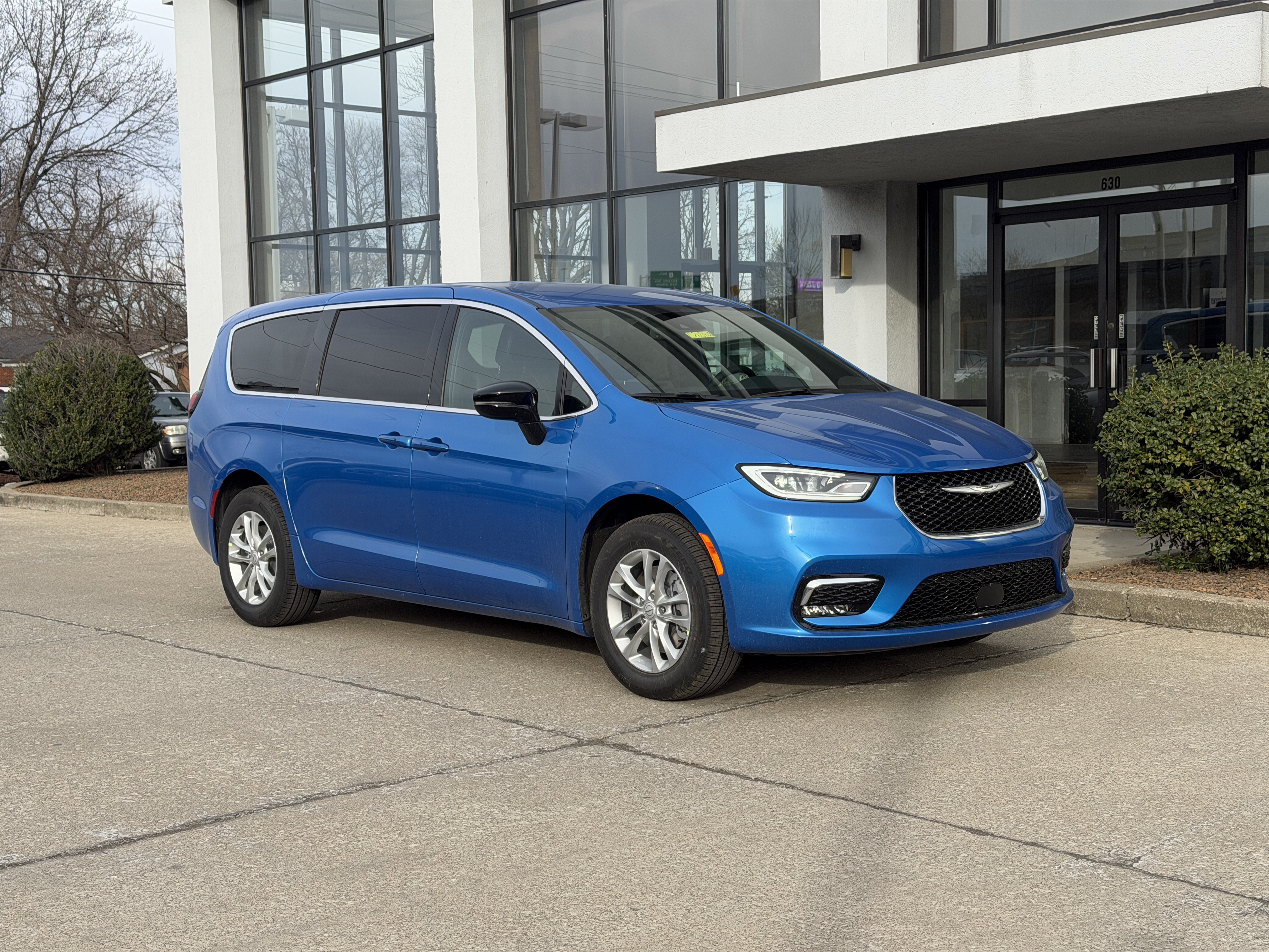 New 2026 Chrysler Pacifica Select AWD/4WD image 2