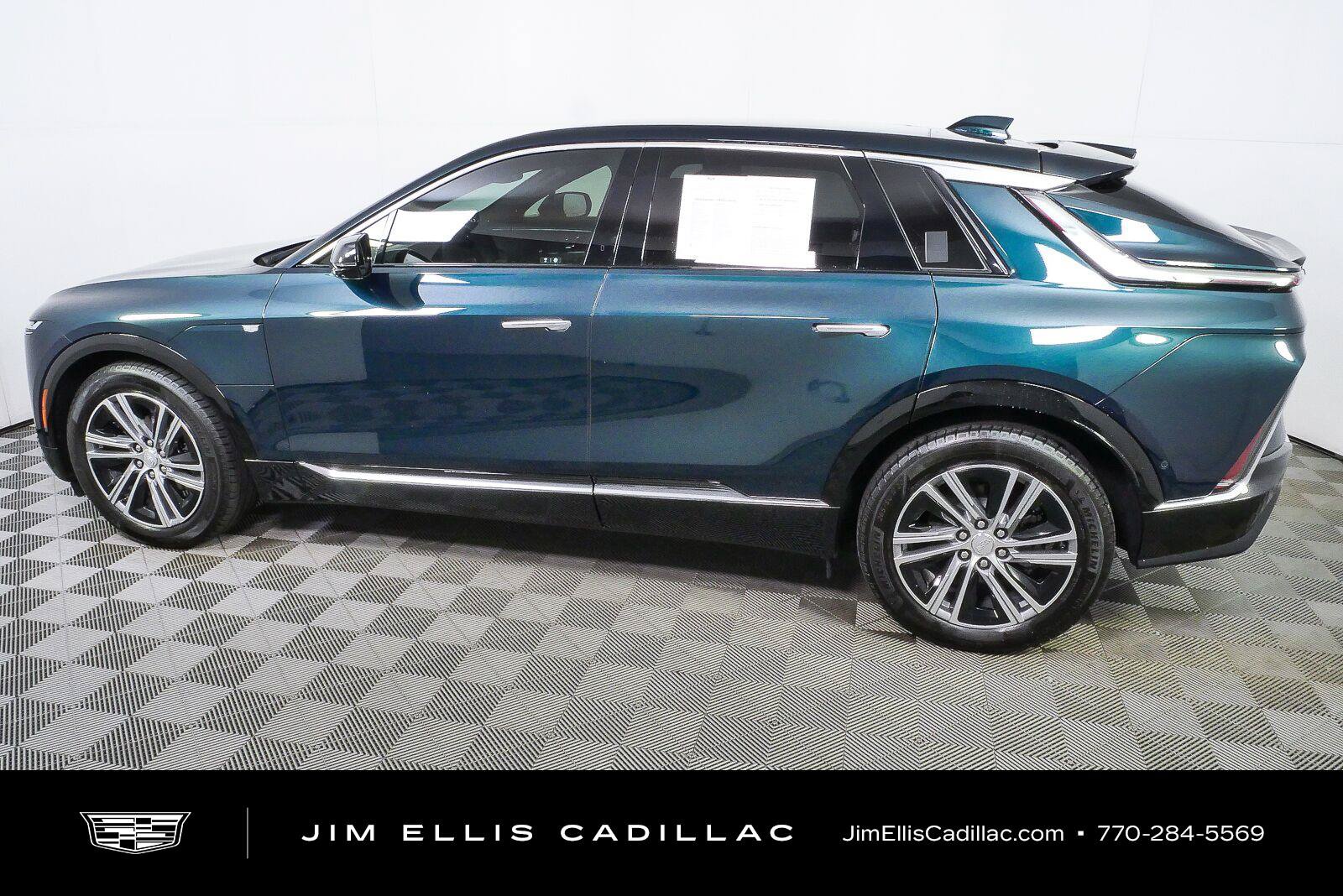 Used 2025 Cadillac Lyriq Luxury AWD/4WD image 23