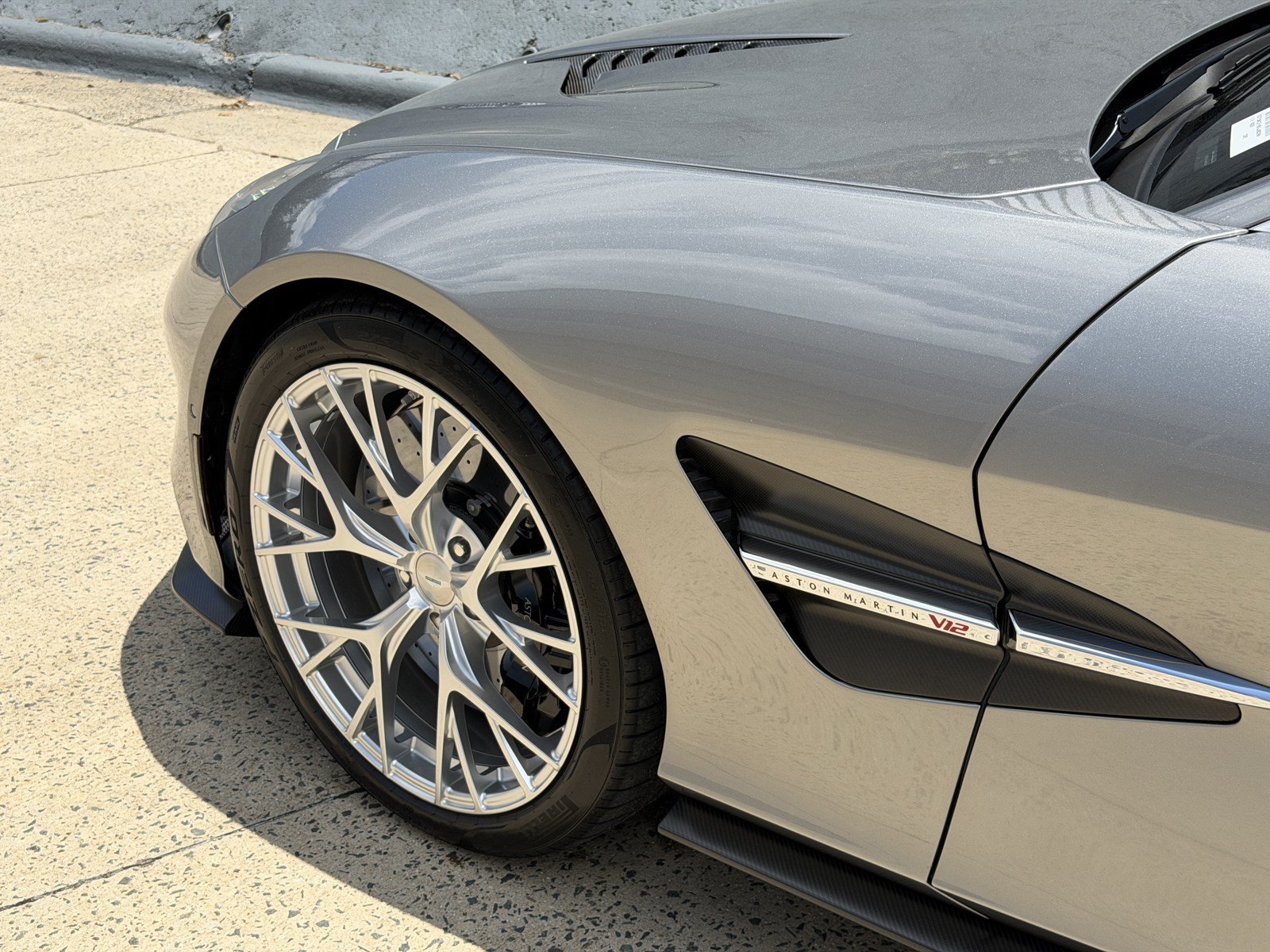 Used 2025 Aston Martin Vanquish RWD image 9
