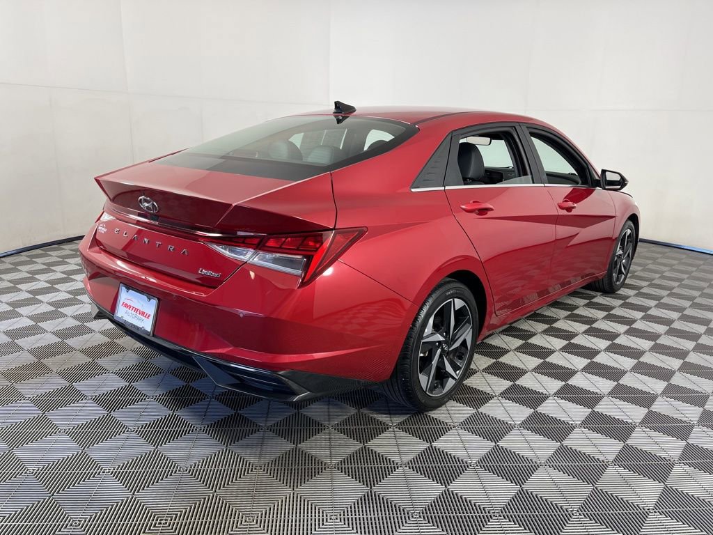 Used 2022 Hyundai Elantra Limited w/ Preferred Accessory Package image 16