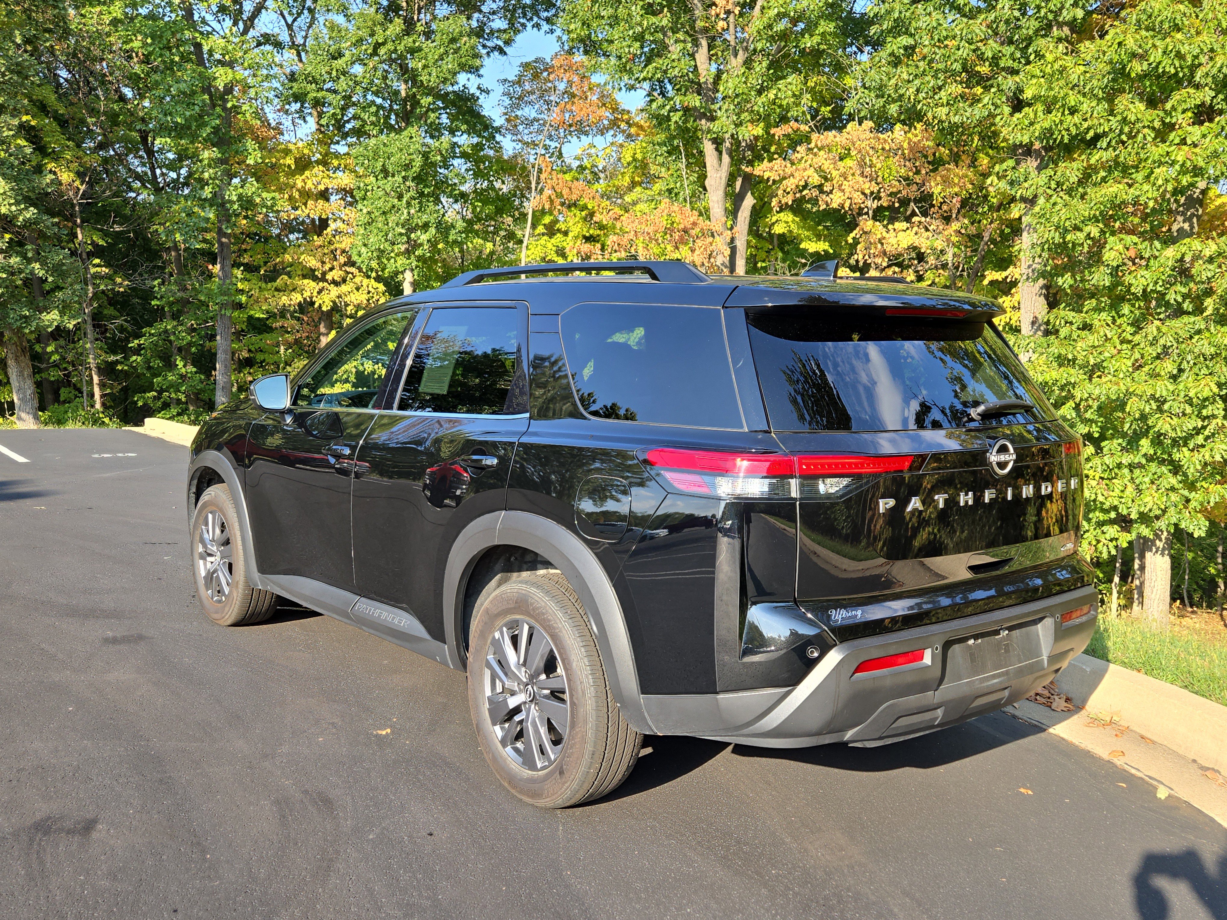 Used 2025 Nissan Pathfinder SV image 6