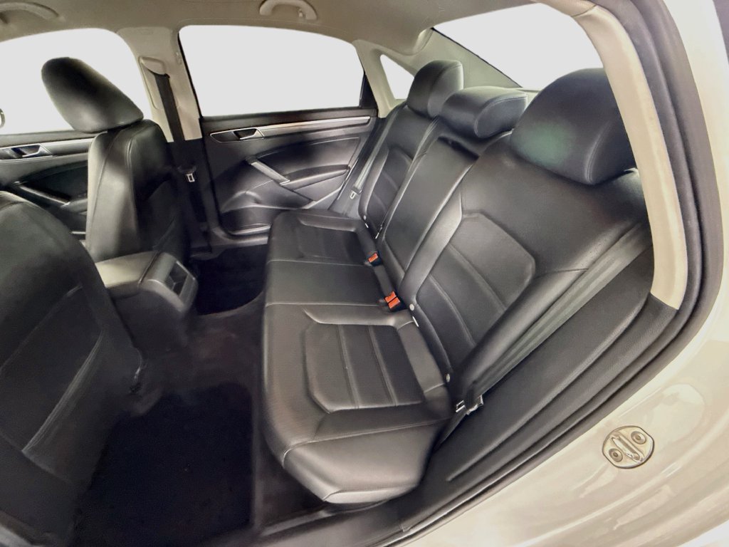 Used 2018 Volkswagen Passat 2.0T R-Line w/ R-Line Lighting Package FWD image 21