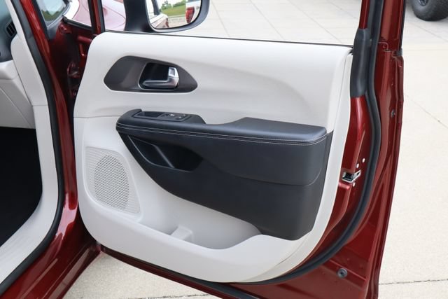 Used 2023 Chrysler Pacifica Touring-L FWD image 31