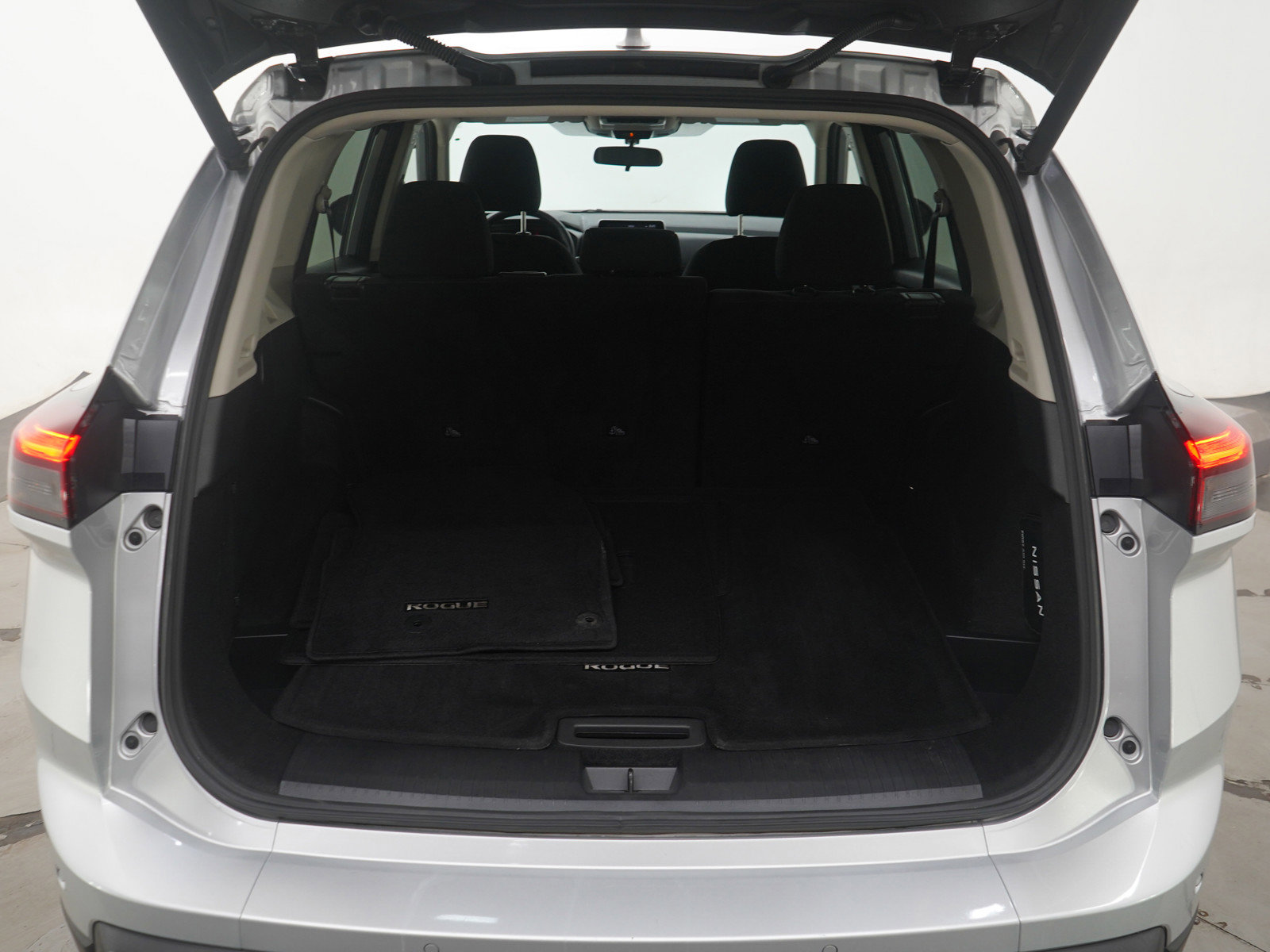 Used 2025 Nissan Rogue SV image 17