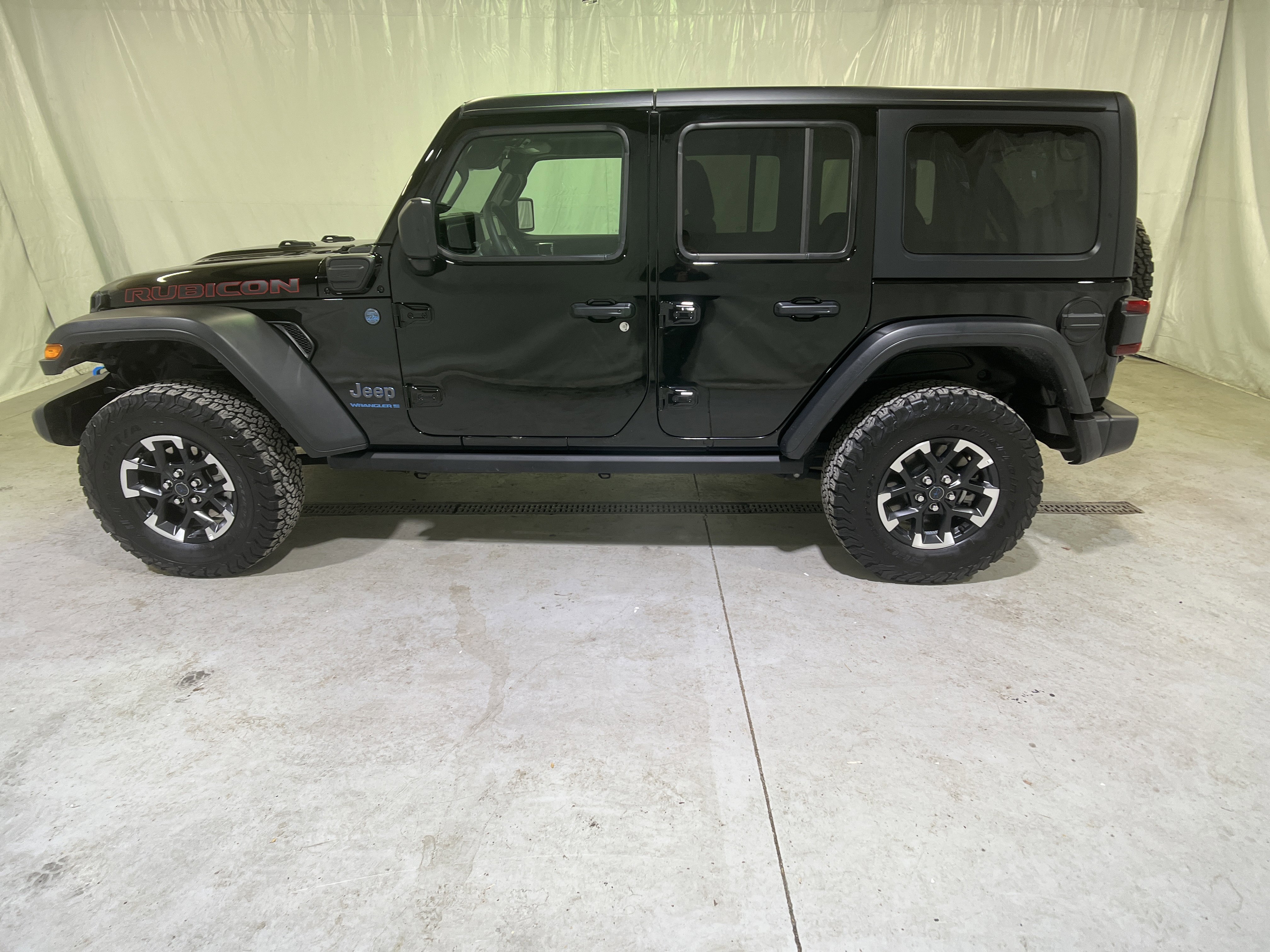 Used 2025 Jeep Wrangler Unlimited Rubicon 4xe w/ Convenience Group image 7