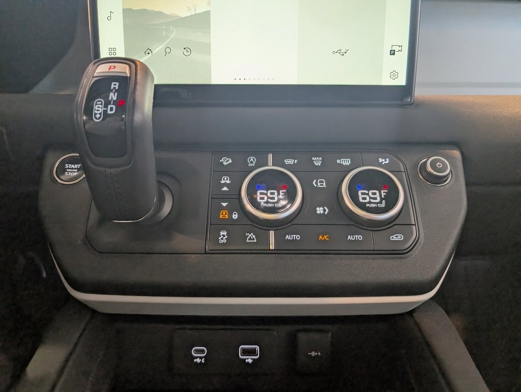 Used 2023 Land Rover Defender 130 X-Dynamic SE image 22