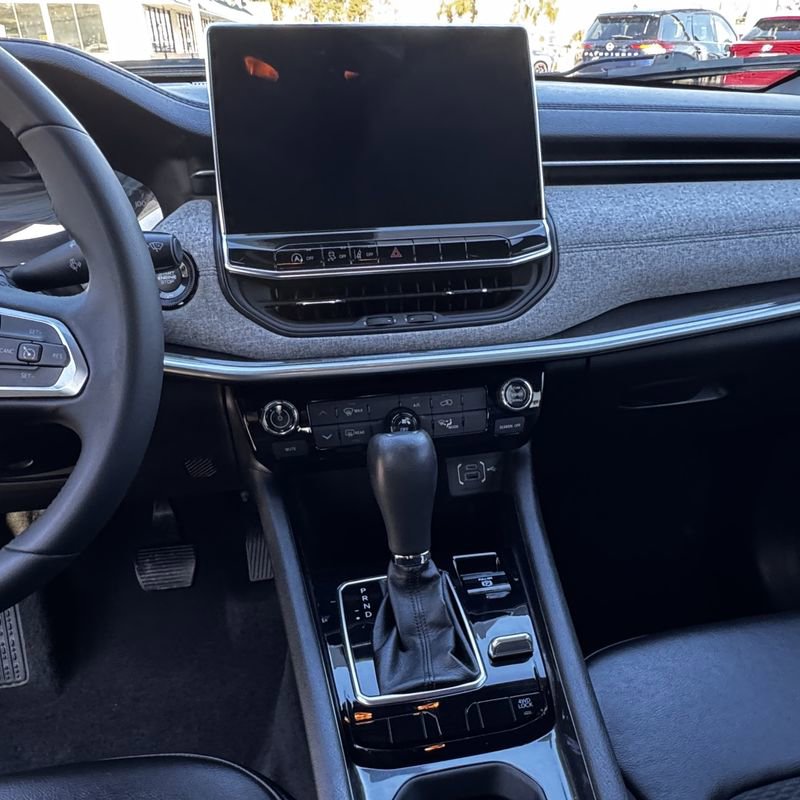 Used 2023 Jeep Compass Latitude image 12