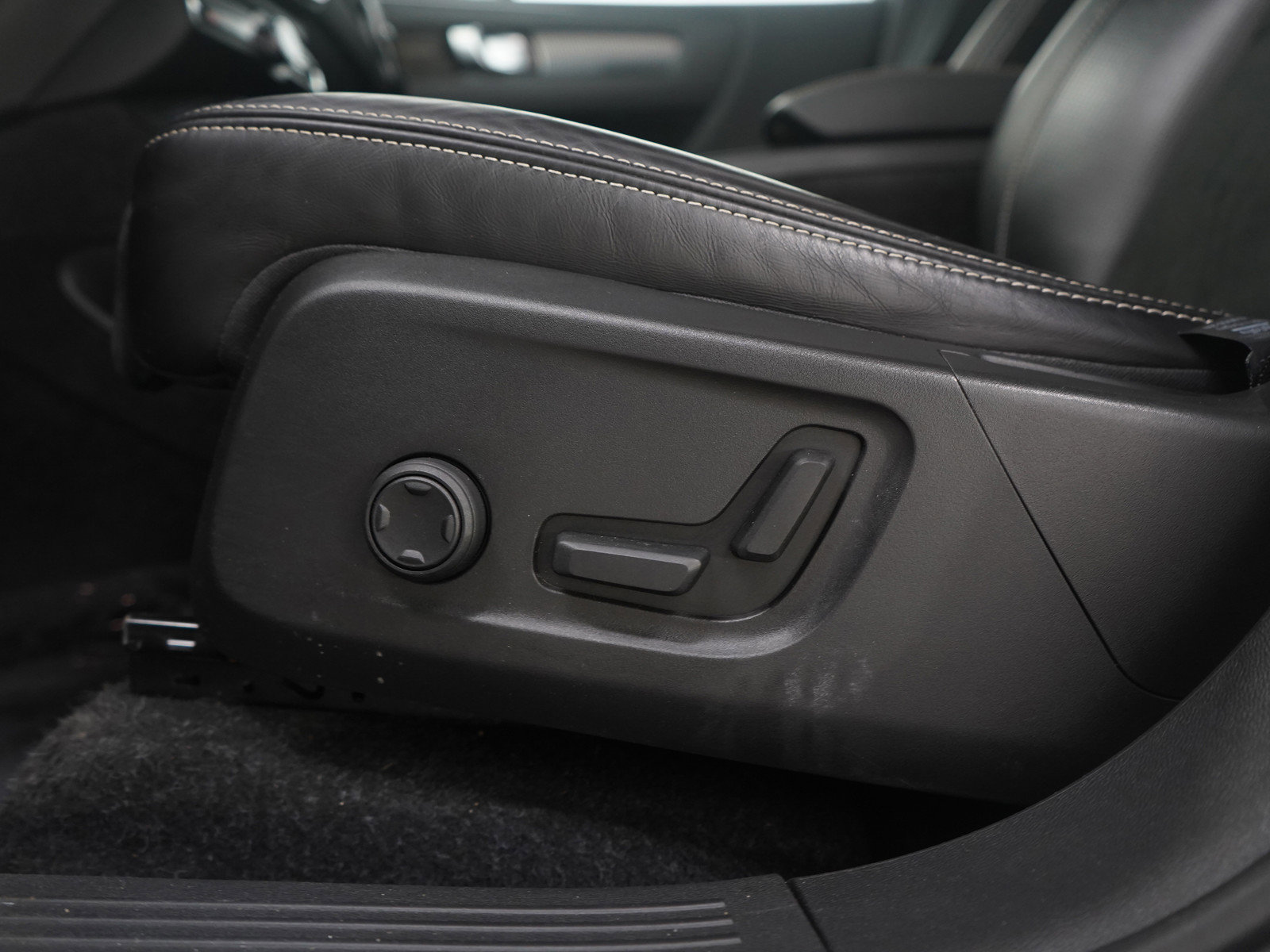 Used 2021 Volvo XC40 P8 Recharge w/ Advanced Package image 23