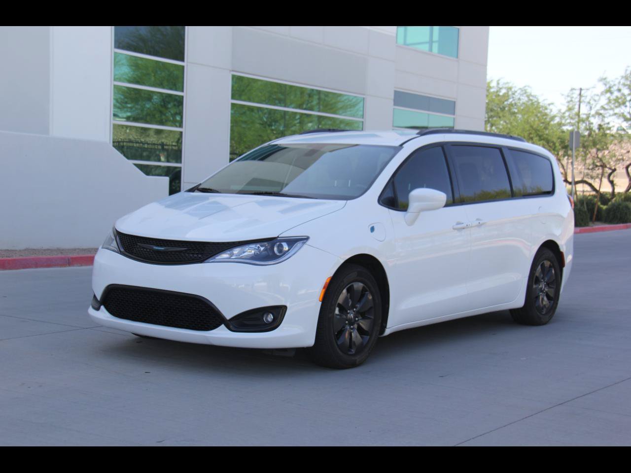 Used 2020 Chrysler Pacifica Touring-L w/ S Appearance Package FWD image 1