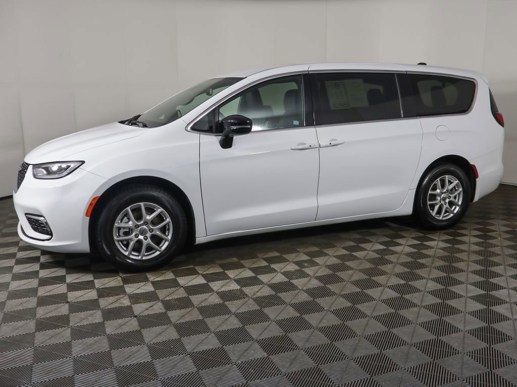 Used 2025 Chrysler Pacifica Select FWD image 18