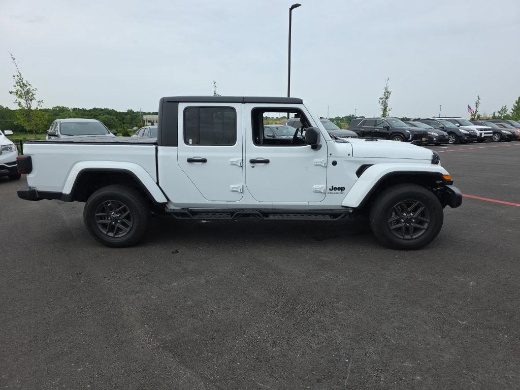Used 2024 Jeep Gladiator Sport AWD/4WD image 4