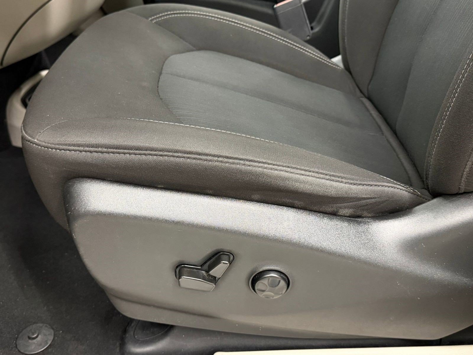 Used 2022 Chrysler Voyager LX FWD image 12