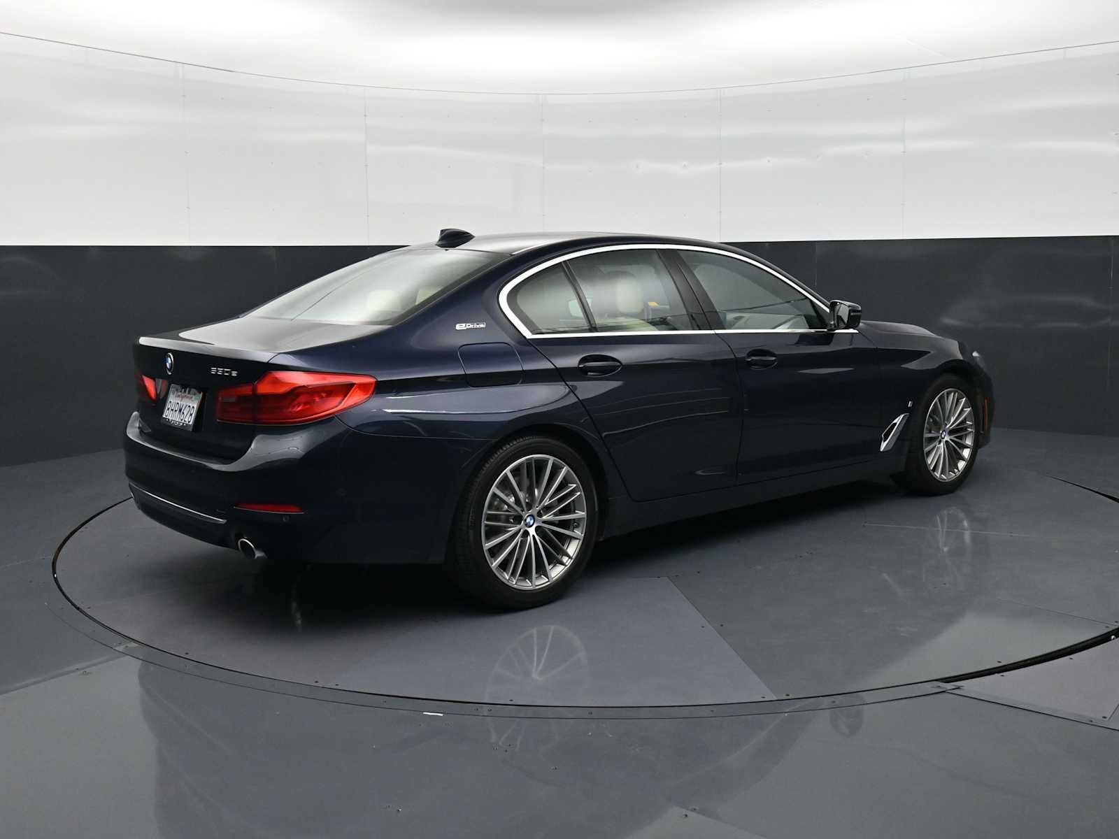 Used 2019 BMW 530e w/ Luxury Package RWD image 5