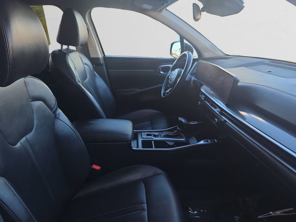 Used 2024 Kia Sorento S image 16