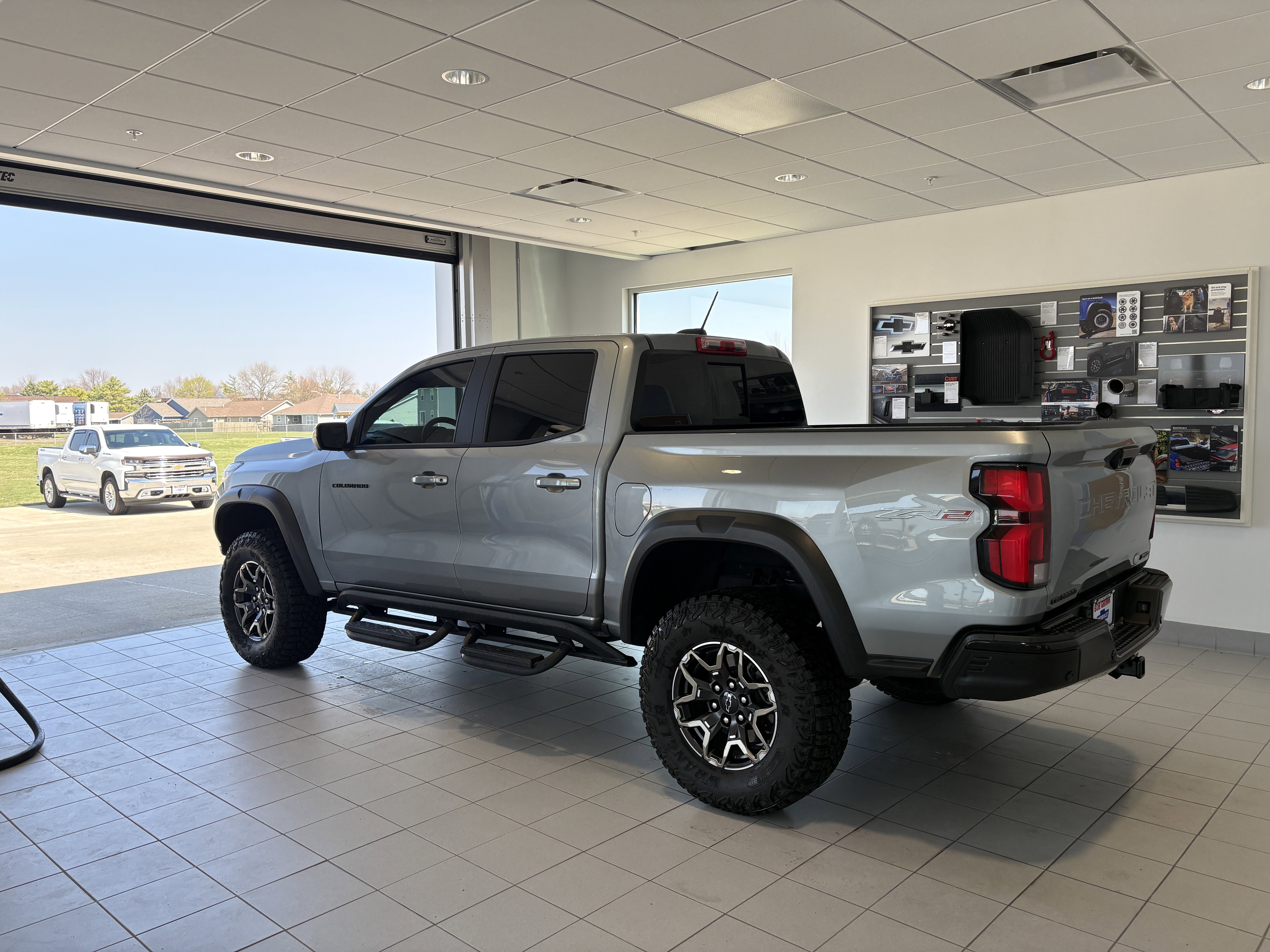 Used 2024 Chevrolet Colorado ZR2 w/ ZR2 Convenience Package III image 3