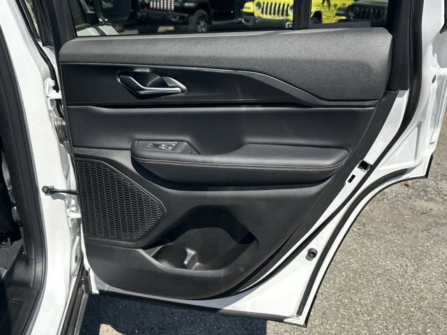 New 2025 Jeep Grand Cherokee Laredo image 17