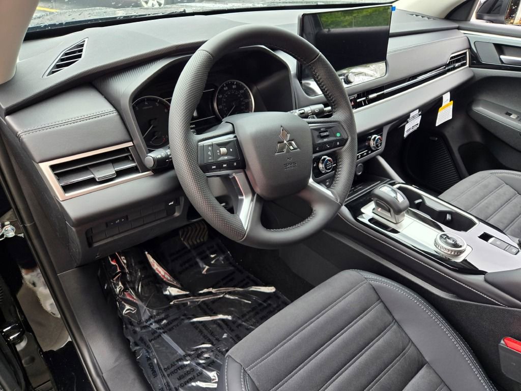 New 2025 Mitsubishi Outlander SE image 16