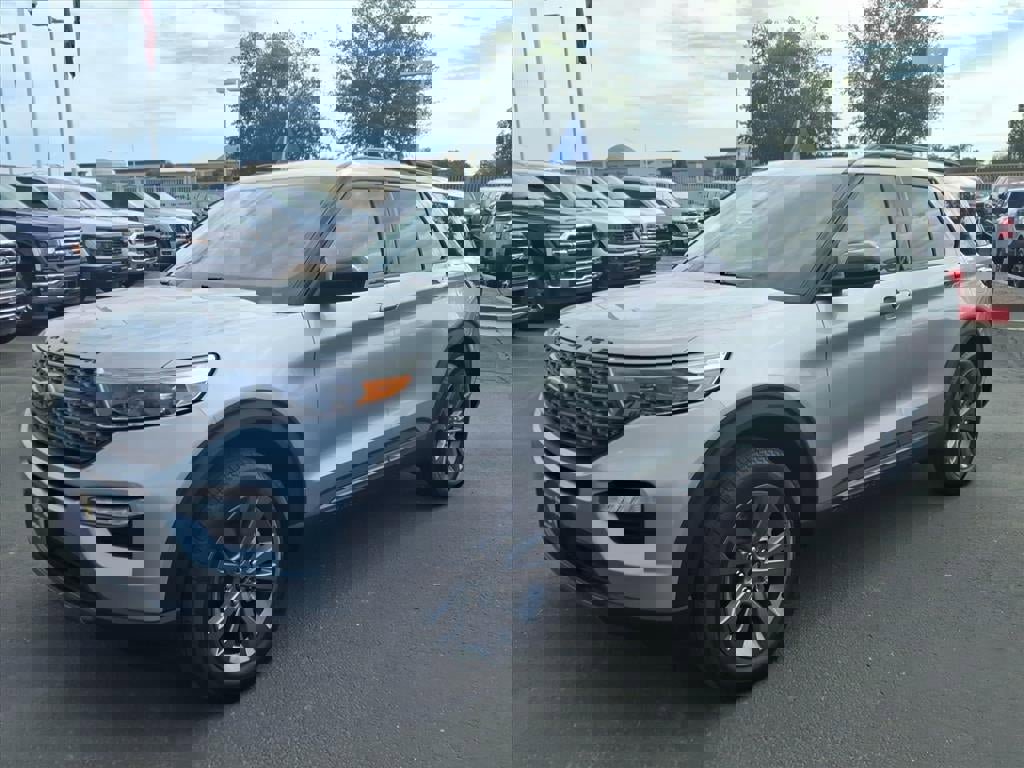 Certified 2023 Ford Explorer XLT w/ Equipment Group 202A image 8