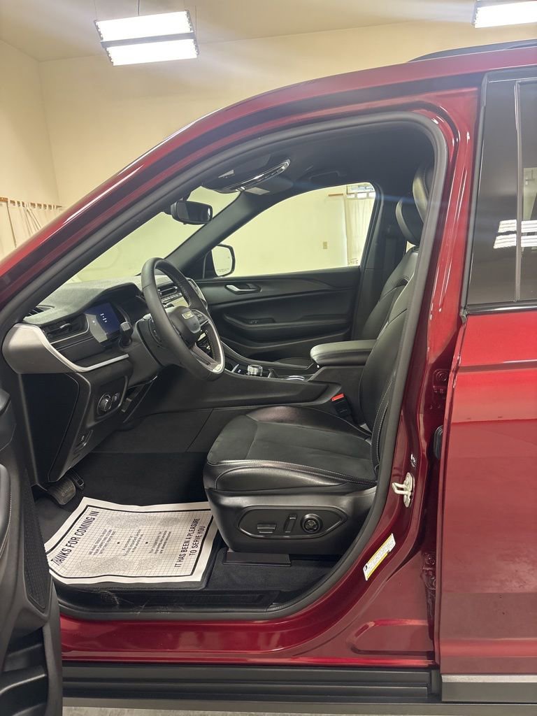 Used 2024 Jeep Grand Cherokee Altitude image 9