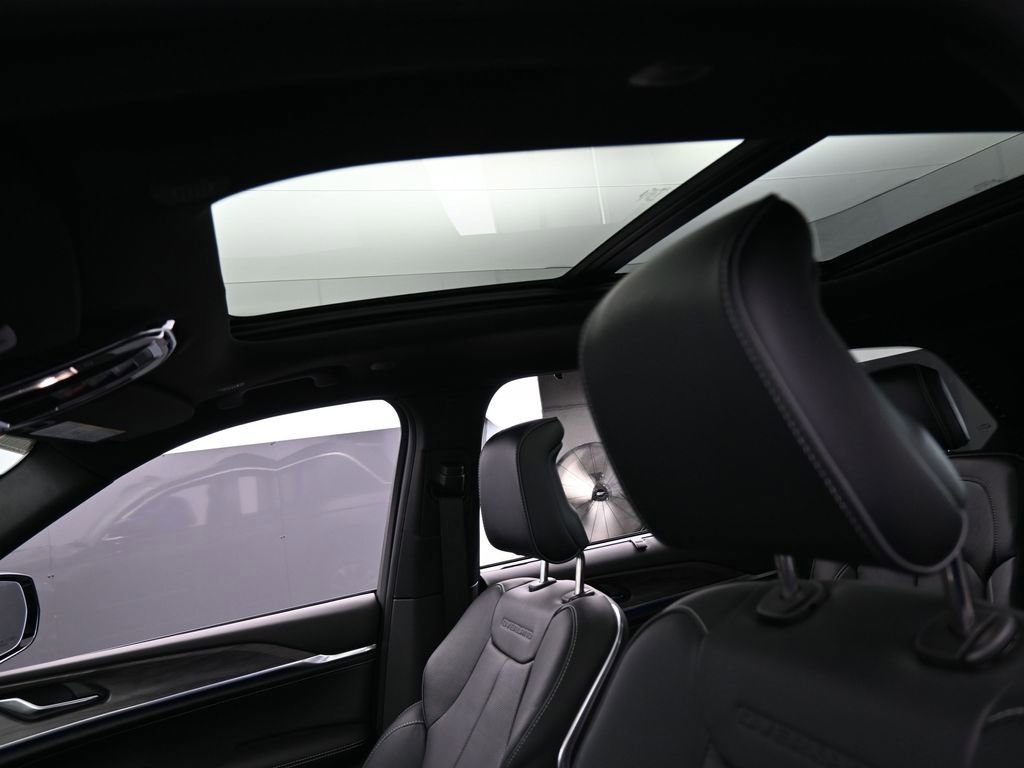 Used 2024 Jeep Grand Cherokee Overland w/ Luxury Tech Group IV image 11