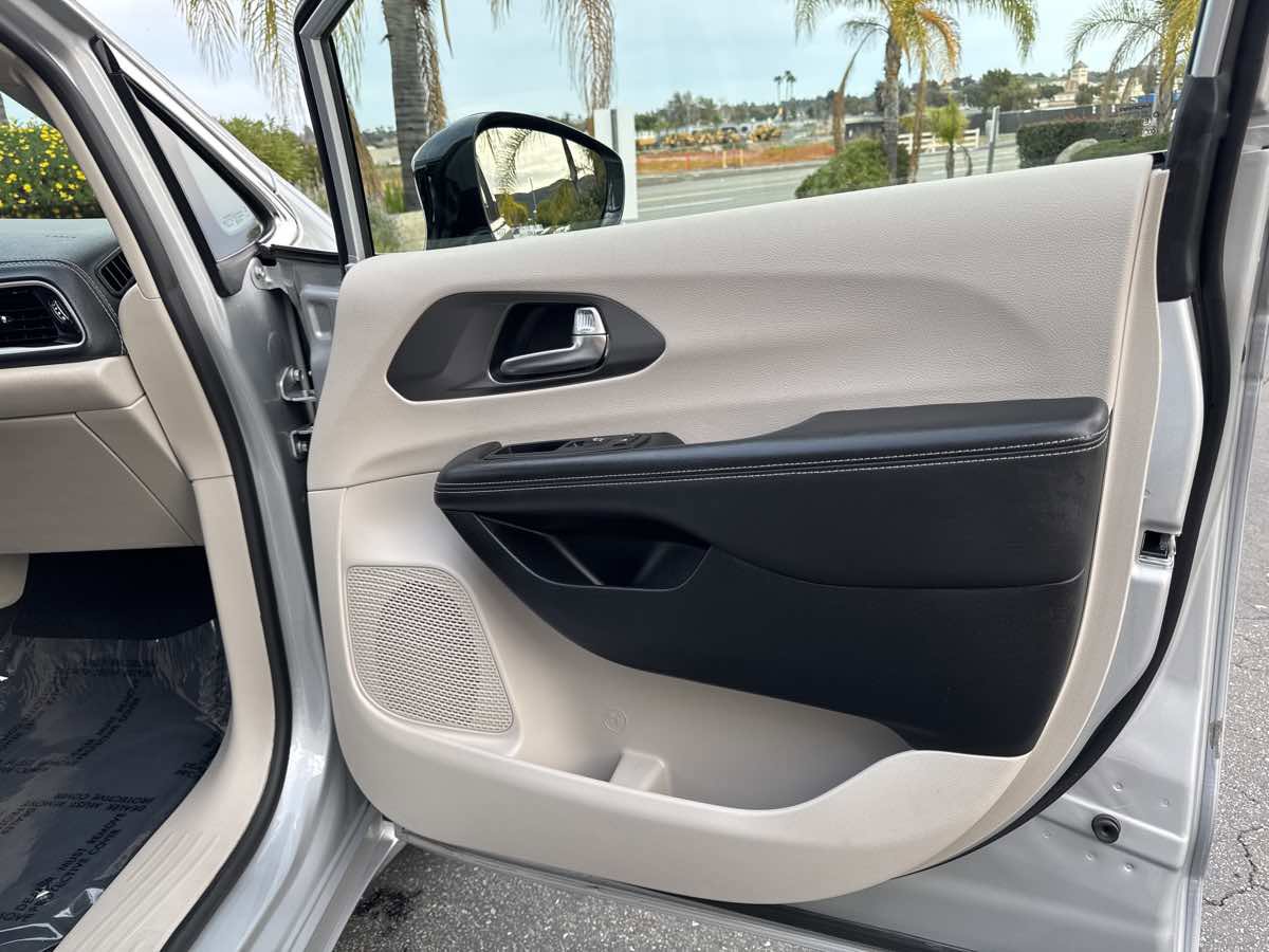 Used 2024 Chrysler Pacifica Select FWD image 27