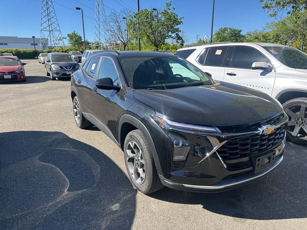 Used 2025 Chevrolet Trax LT image 1