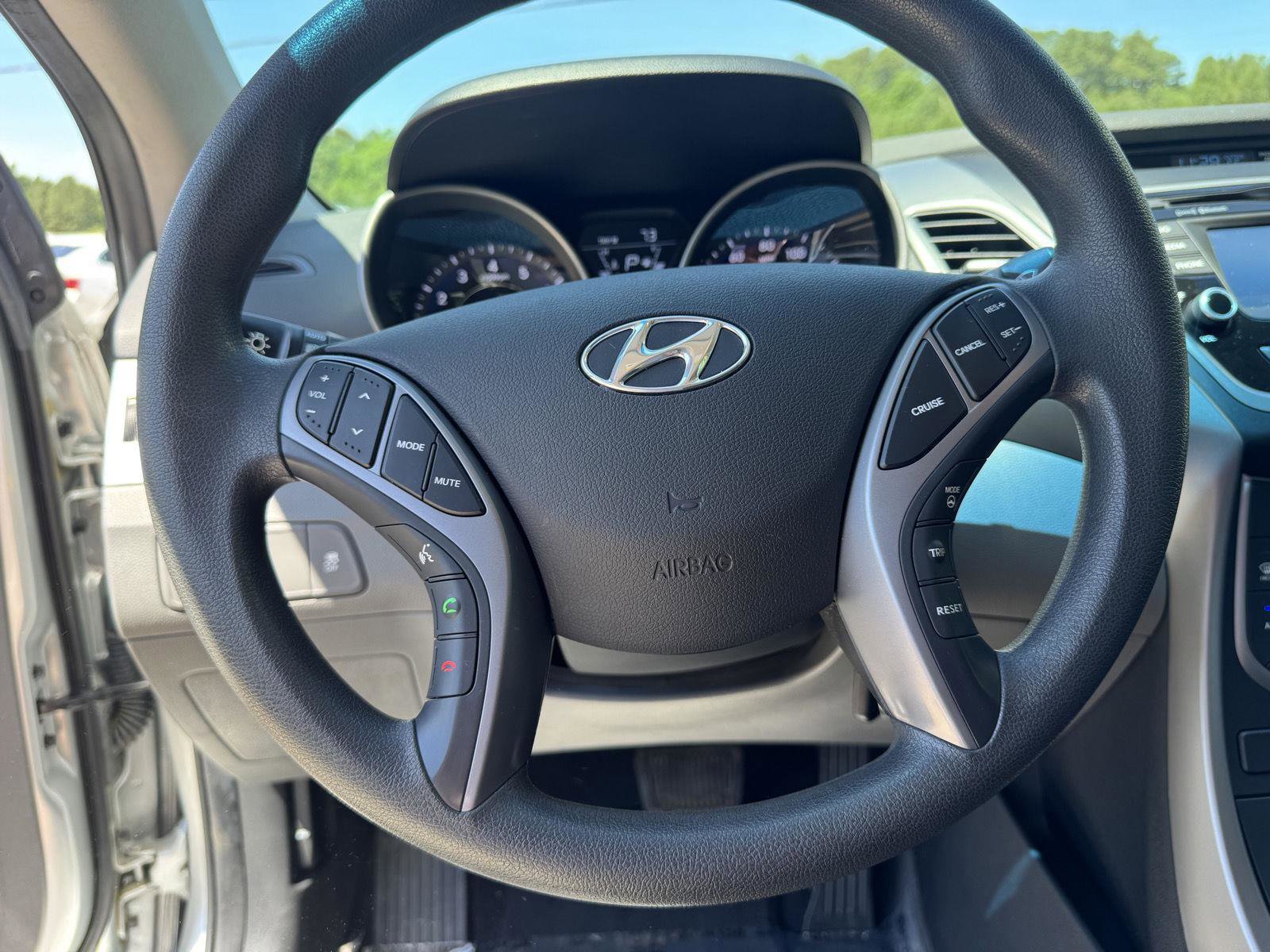 Used 2015 Hyundai Elantra SE w/ Option Group 02 FWD image 3