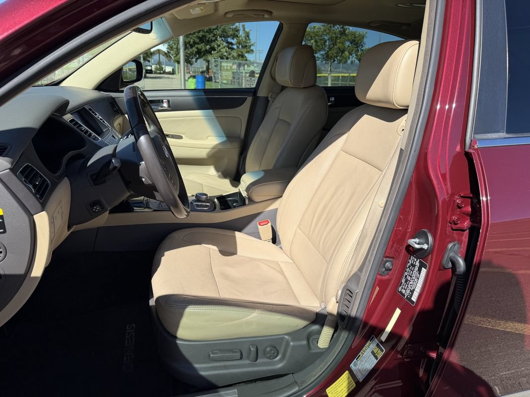 Used 2011 Hyundai Genesis 4.6 RWD image 11