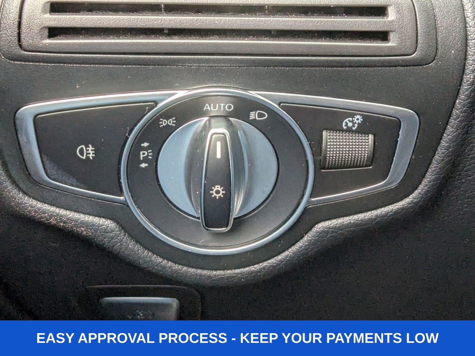 Used 2019 Mercedes-Benz GLC 300 4MATIC w/ Premium Package image 40