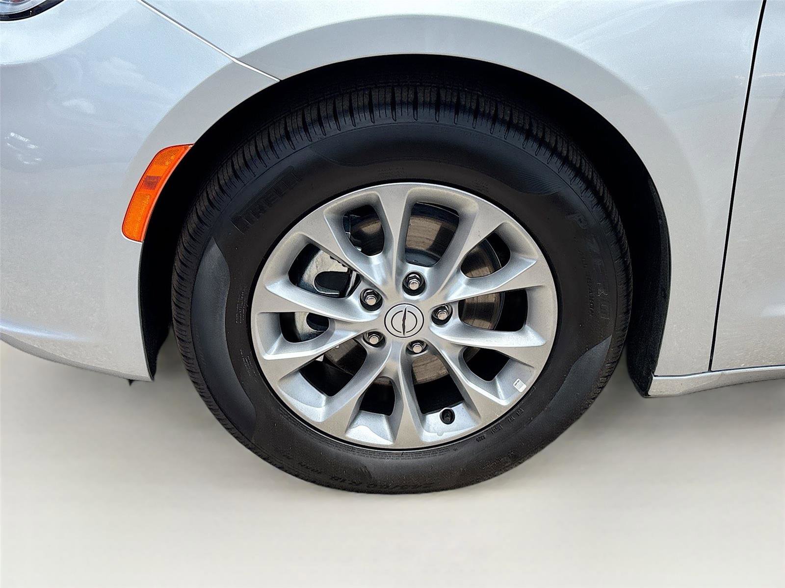 Used 2026 Chrysler Pacifica Limited FWD image 33