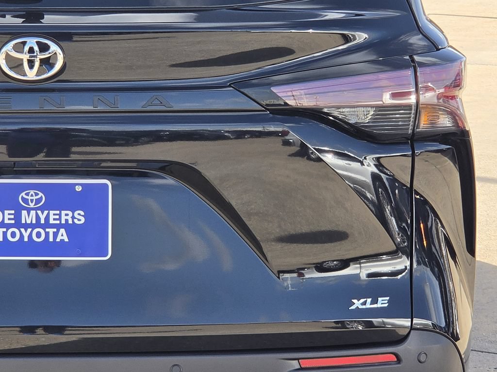 Used 2026 Toyota Sienna XLE FWD image 9