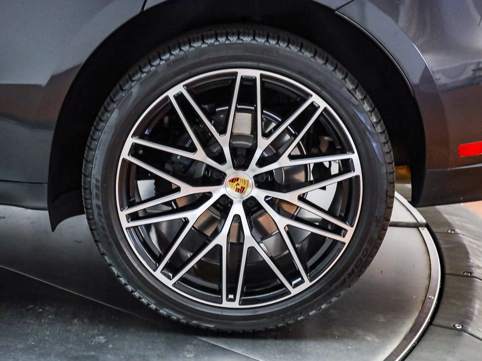 Certified 2025 Porsche Macan image 9